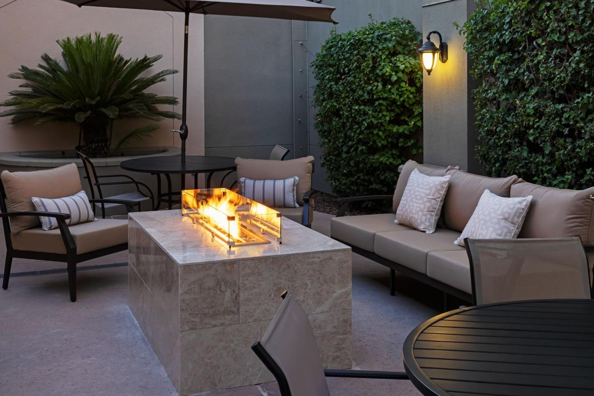 Courtyard By Marriott Baldwin Park Hotel Bagian luar foto